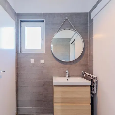 Cozy & Spacious In Starigrad-paklenica Sea View