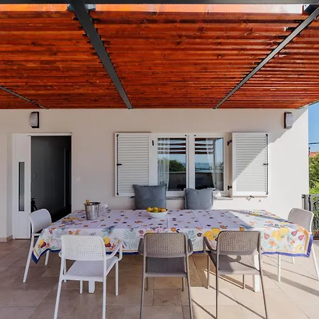 Cozy & Spacious In Starigrad-paklenica Sea View