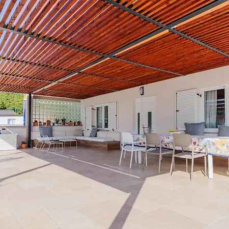 Cozy & Spacious In Starigrad-paklenica Sea View